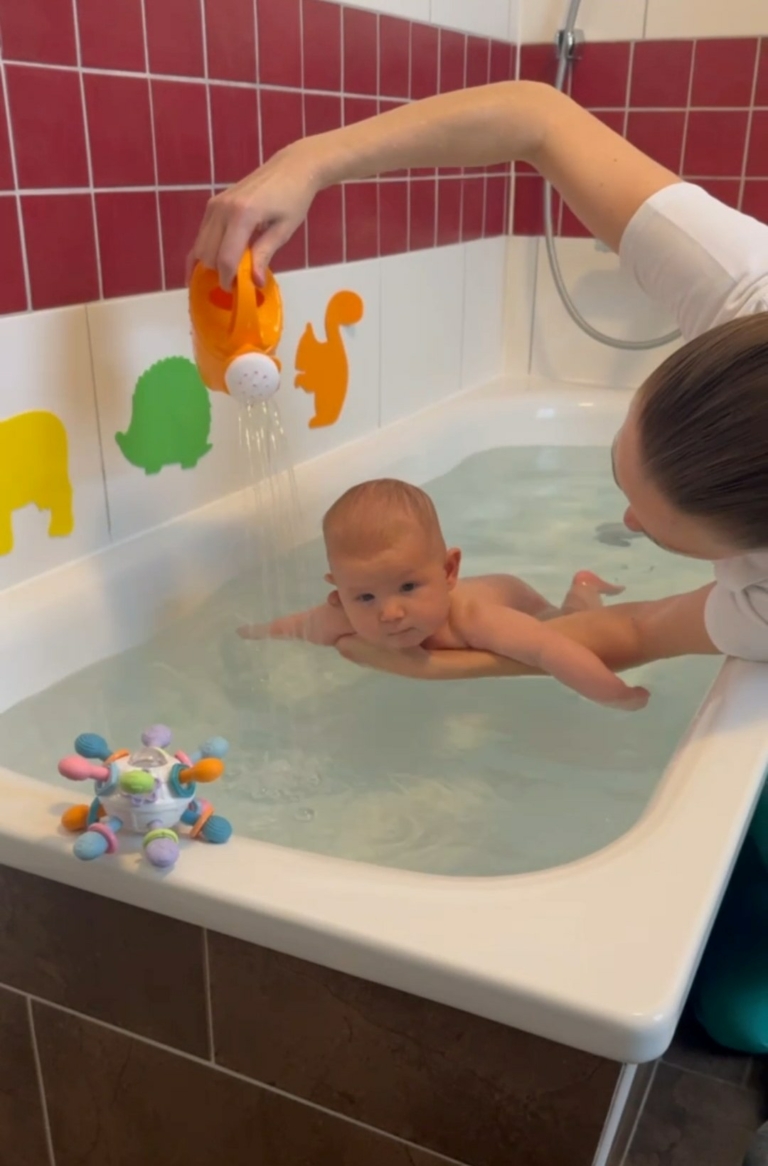 Babyschwimmen zu Hause in der Badewanne